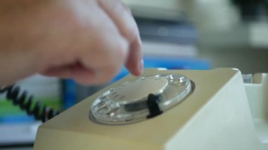 İşadamı Eski Telefon İletişim Cihazını Kullanarak Ofiste Telefon Görüşmesi Yapın