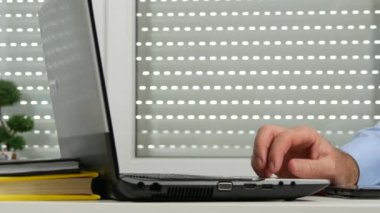 Close Up İşadamı Eller Kablosuz Ağ Kullanarak Laptop Veritabanında Çalışma