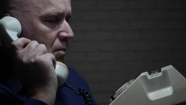心烦和失望的人与旧电话在手手势幻灭 — 图库视频影像