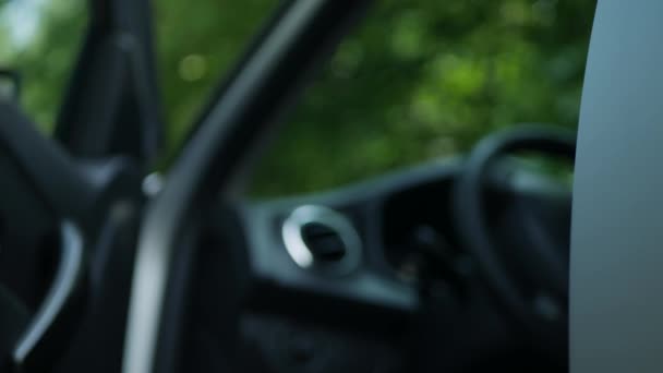 Man Sürücü Tarafında Kapıyı Kapatın Bir Araba Anahtarı Kullanarak Araç — Stok video