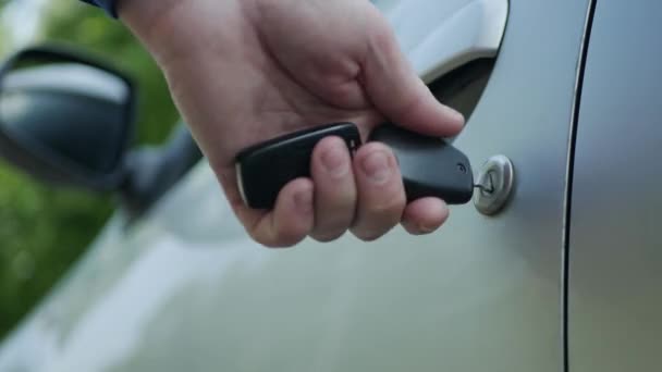Man Open Auto Deuren Met Behulp Van Een Metalen Sleutel — Stockvideo