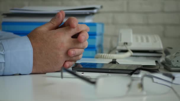 Homme Affaires Agité Bureau Faisant Des Gestes Nerveux Sur Table — Video