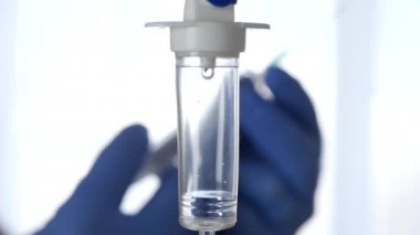 Hastane Odasında Doktor Eller İntravenöz Tedavi ile Şırınga Hazırlama