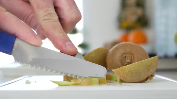 Hombre Cocina Cortó Una Fruta Fresca Kiwi Rebanadas Pequeñas Para — Vídeos de Stock