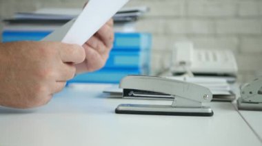 Arşivde Katip Büro İşi Bir Araya Getirin ve Muhasebe Evraklarını Zımbala 
