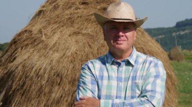 Kendine Güvenen Çiftçi Bir Çiftlik Sunumunda Mutlu ve Kendinden Emin Bir Gülümseme Arıyor