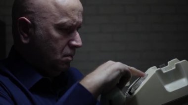 Man Eski Teknoloji Dönen Klasik Telefon Diski kullanarak bir telefon görüşmesi yapmak