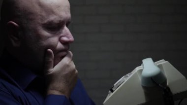 Üzgün ve Üzgün İşadamı Ile Yavaş Hareket Bir Telefon Görüşmesi Bekliyor