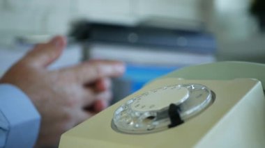 Sabırsız İşadamı Cevap Telaşlı ve Bir Telefon Görüşmesi için Hızlandırılmış