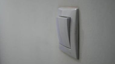 Close Up Man El Ofis Odasında Bir Duvar Anahtarı ndan Işık Kapatır