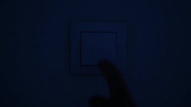 Ofisteki Yaşlı Adam Eli Duvar Anahtarından Işığı Açar