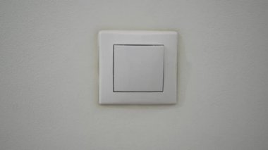 Ofis Odasında Ki Yaşlı Adam, Duvar Anahtarından Işığı Kapatıyor