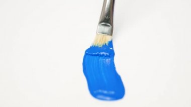 Ressam Kullanımı Tempera Teknikleri ve Fırça ve Mavi Renk ile Boya olun
