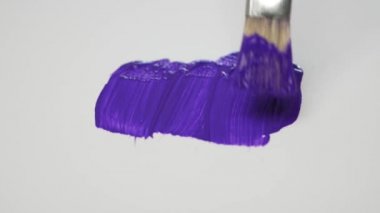 Ressam Bir Boya Fırçası ve Tempera Teknikleri Mor Renk ile Beraberlik yapma kullanın