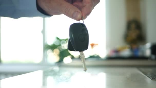 Muž držet v ruce klíč auta s dálkovým ovládáním zobrazeným na kameře — Stock video
