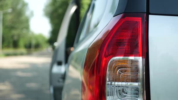 Hombre Salir del coche y las puertas del brazo y el sistema de seguridad con control remoto inalámbrico — Vídeos de Stock