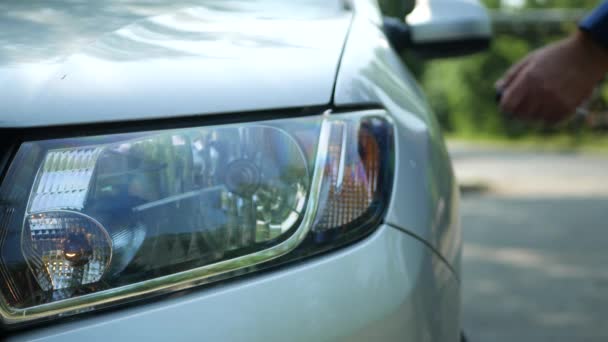 Hombre desbloquear puertas y sistema de seguridad con control remoto inalámbrico y entrar en el coche — Vídeos de Stock