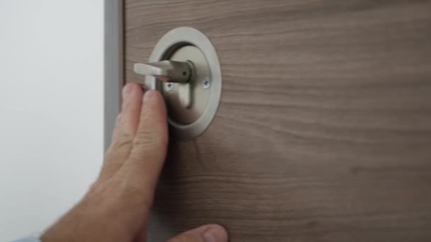 Людина закрити і замок двері в квартирі обертається з рукою система блокування дверей — стокове відео