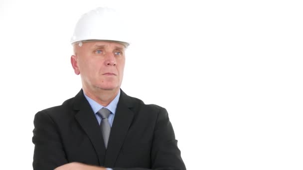 工程师穿西装和头盔使同意手势一个很好的工作手标志 — 图库视频影像