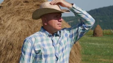 Çiftçi Görüntü El ve Şapka ile Güneşten Gözlerini Koruyan Etrafa Bakıyor