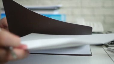 Office Finish Finish İmzalama Belgeleri yöneticisi ve Kalemi Kapatın