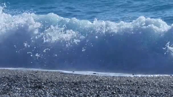 Океан с голубой водой и большой белой смородиной ждет день летних каникул — стоковое видео