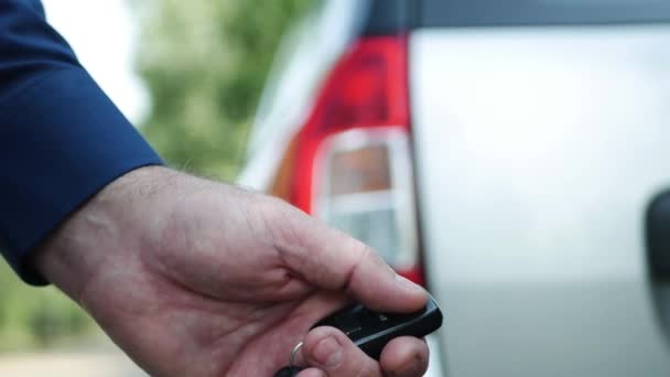 Driver mano disarmare il sistema di sicurezza auto lampeggiante rosso lampade utilizzando il telecomando wireless — Video Stock