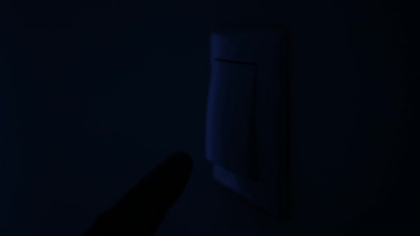 オフィスルームの壁スイッチからライトをオンにするクローズアップマンハンド — ストック動画