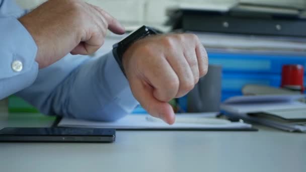 Geschäftsmann checkt Uhrzeit und Nachrichten auf seiner Smartwatch — Stockvideo