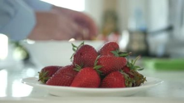 Tabakta Taze Çilek Meyvesi Seçen Adam ile Mutfak Aktivitesi