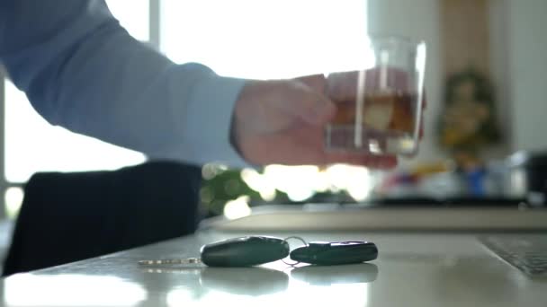 Uomo d'affari bere un sorso di alcol e prendere la chiave della macchina dal tavolo — Video Stock