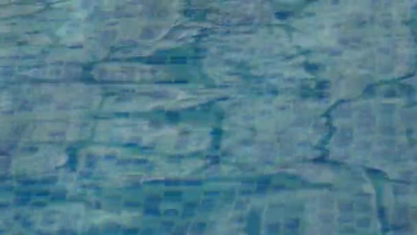 Зйомки басейн наповнений прохолодною водою кристала — стокове відео