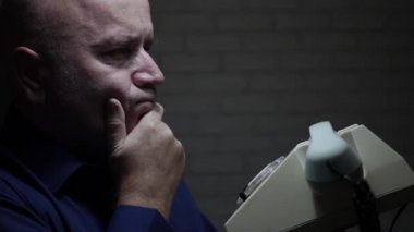 Sorunlu Endişeli ve Hayal Kırıklığına Uğramış Adam Eski Telefon Kullanarak Bir Telefon Görüşmesi yapın