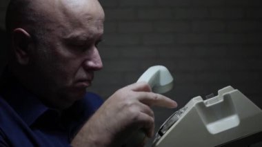 Yavaş Hareket Hayal Kırıklığına Adam Gesticulate Sorunlu Bir Telefon Görüşmesi Yapmaya Çalışıyor