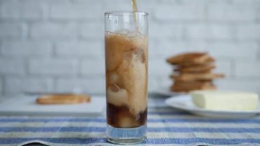 Küp Buz ve Efervesan Siyah Suyu ile Dolu Bir Cam ile Yavaş Çekim Görüntü