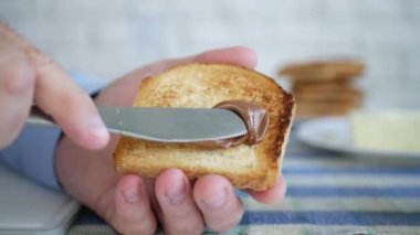 Adam Yavaş Hareket bir Tost bir Bıçak kullanın ve Spread Çikolata Krem