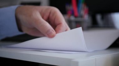 Yönetici Yavaş Çekimde Lastik Damga Kullanarak Bazı Kağıt ve Belgeleri Damgalama