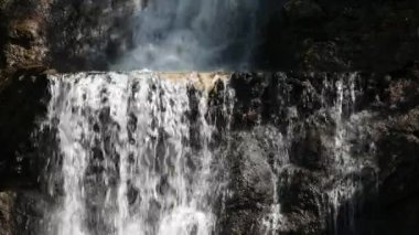 Bir Dağ Manzara Kristal Su ile Güzel Şelale