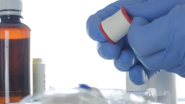 Doktor Check Band Aid ve Bandaj Gerekli Cerrahi Odasında — Stok video