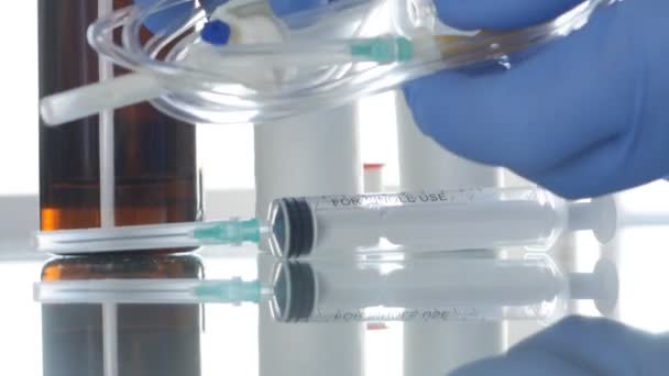 Врач в стерилизованных перчатках в операционном кабинете проверяет медицинскую перфузию — стоковое видео