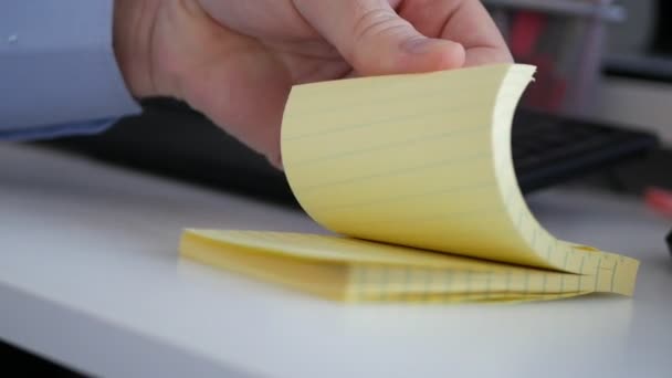 Businessman Browsing Sticky Notes Buscar notas técnicas pequeñas e importantes — Vídeos de Stock