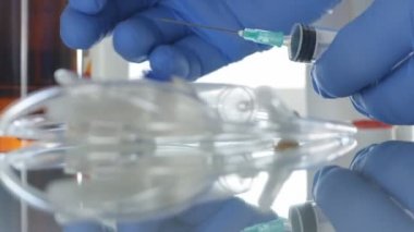 Hemşire Eller Giyen Eldiven Ameliyathanede Bir Şırınga Kontrol