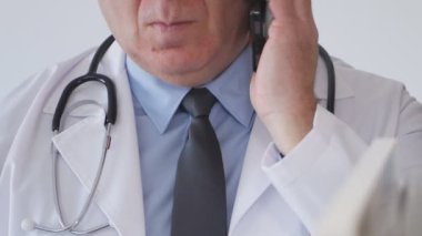 Mobil Konuşan ve Hiçbir El Jestleri Yapma Bir Doktor ile Pan Görünümü