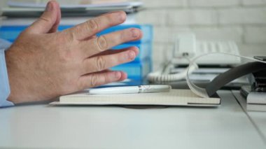 Sıkılmış İşadamı Masada Gündem Açıldı Sinirli El Hareketleri Yapın