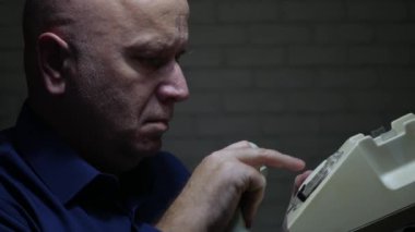 Yorgun ve Üzgün Adam Eski Bir Telefon Kullanarak Bir Telefon Görüşmesi Yapın