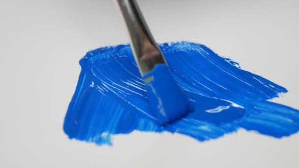 Painter použít metody tempera a vytvořit malbu modrou barvou — Stock video