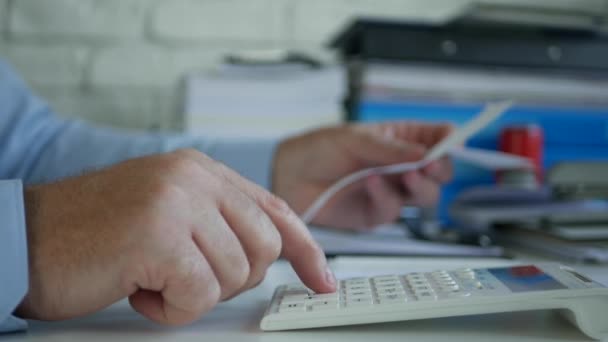 Empresario en la oficina de contabilidad Calcular las facturas utilizando la máquina de adición — Vídeo de stock