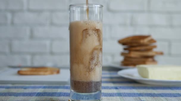 Image avec un verre rempli de glaçons cubiques et de jus noir effervescent — Video