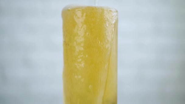 Vidrio lleno de cerveza fría y fresca una bebida alcohólica refrescante — Vídeo de stock
