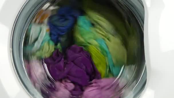 세탁기 회전 및 물과 세제와 깨끗한 젖은 옷 — 비디오
